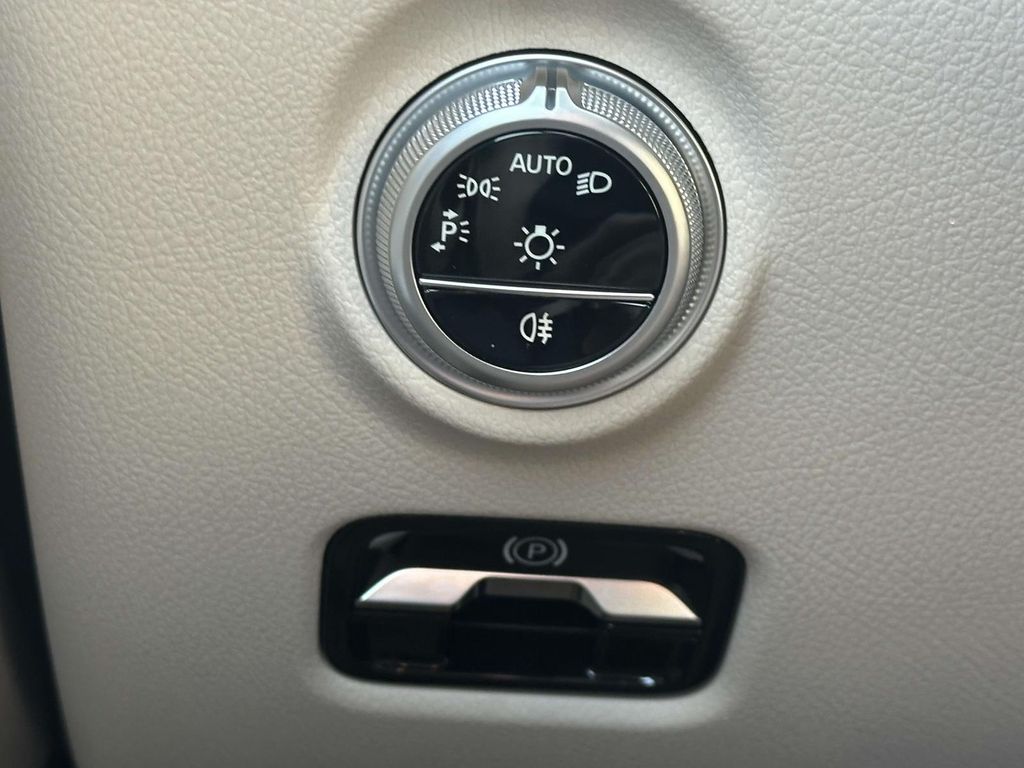 2025 Mercedes Benz C 300 photo 21