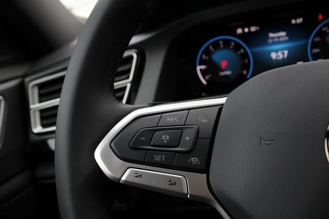 2025 Volkswagen Atlas Cross Sport SEL R-Line photo 13