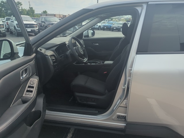 2024 Nissan Rogue SV photo 8