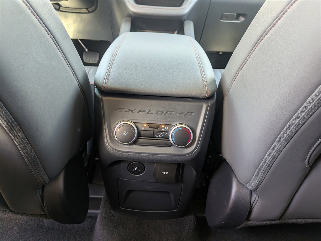 2025 Ford Explorer photo 14