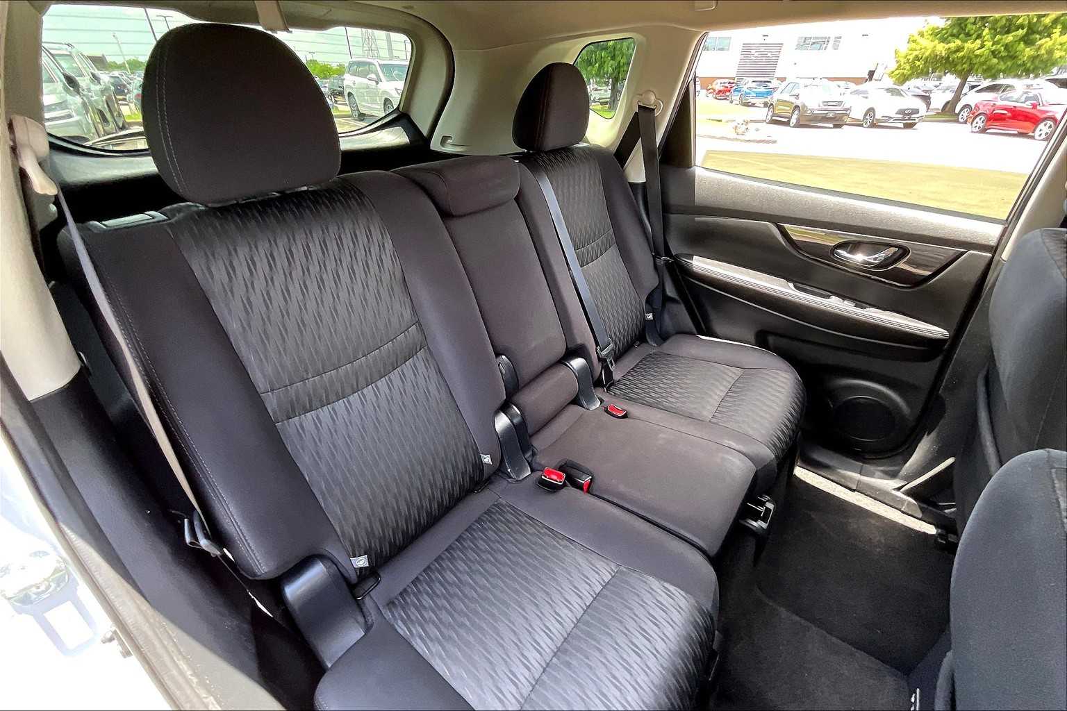 2019 Nissan Rogue SV photo 18