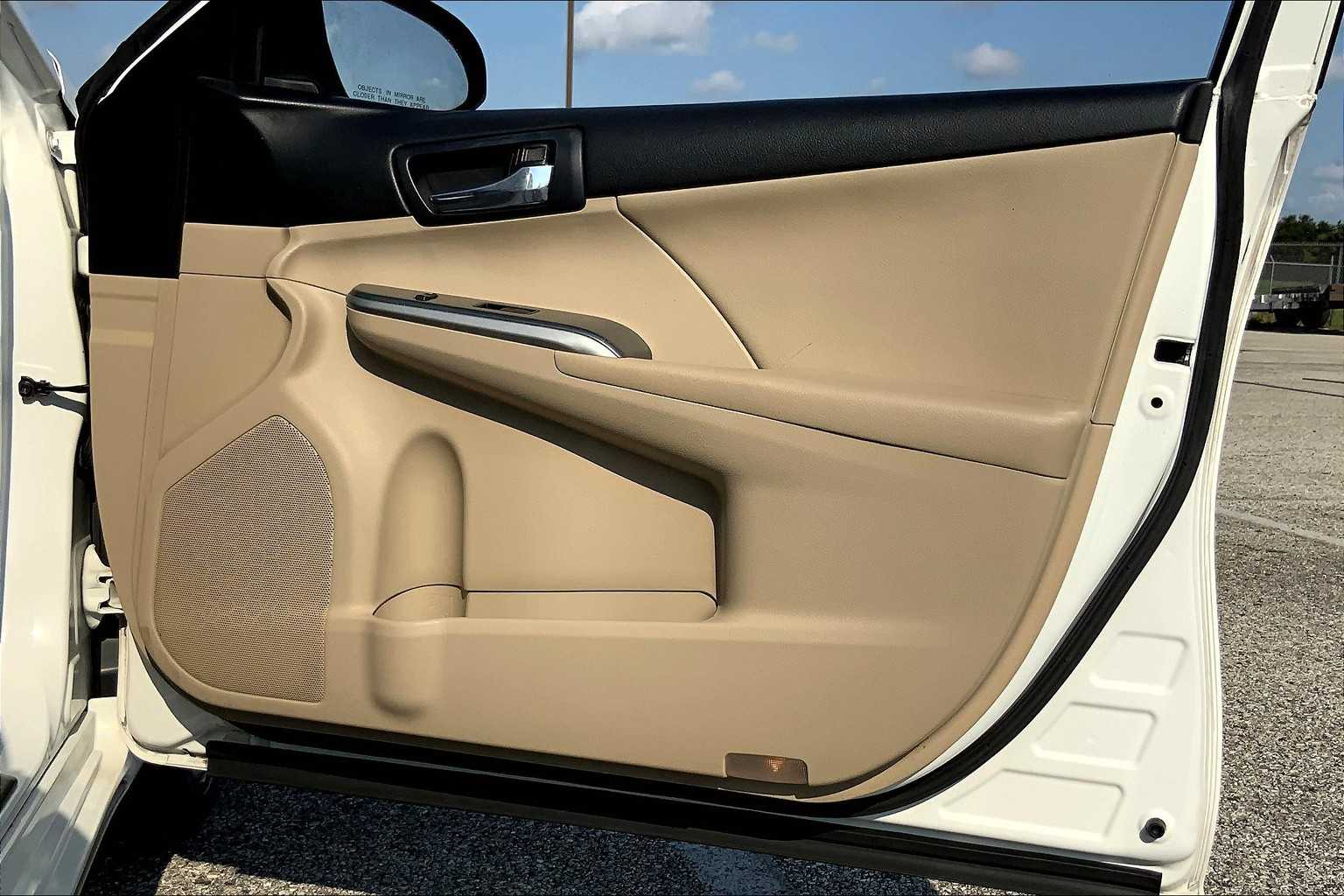 2014 Toyota Camry Hybrid XLE photo 20