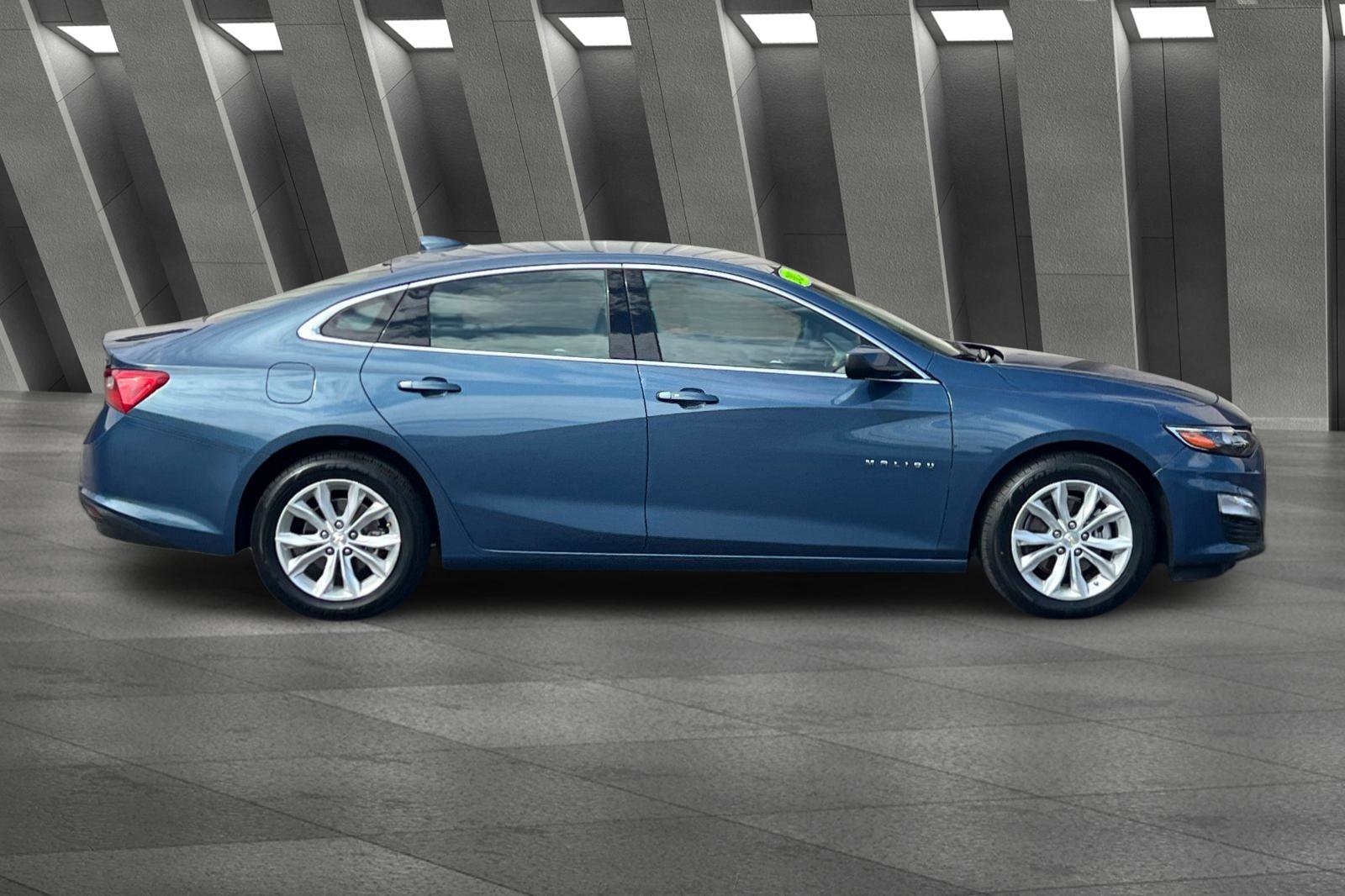 2024 Chevrolet Malibu 1LT photo 2