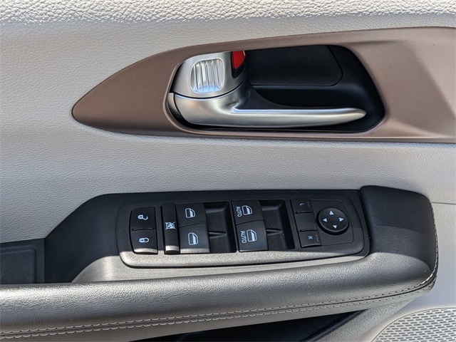 2023 Chrysler Voyager LX photo 9