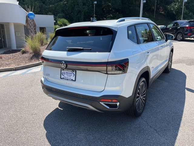 2025 Volkswagen Taos SE photo 3