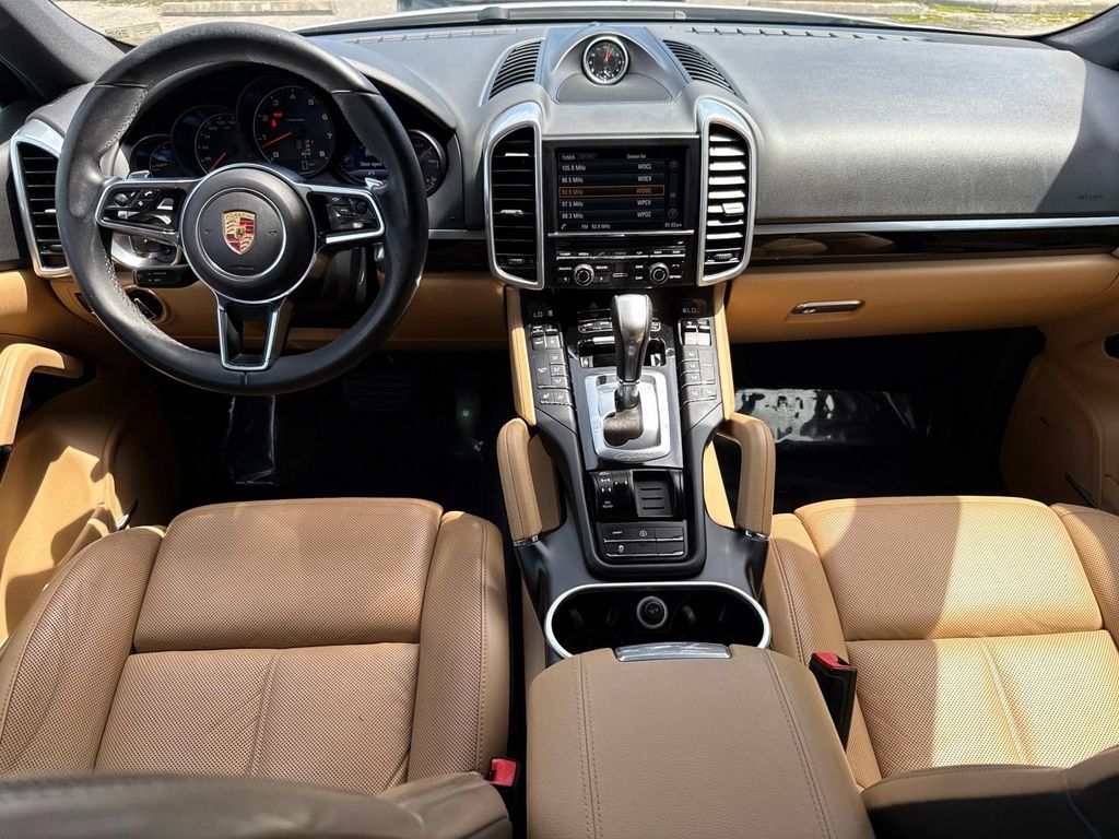 2016 Porsche Cayenne Base photo 16