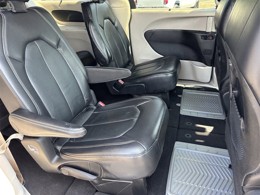 2022 Chrysler Pacifica Touring L photo 21