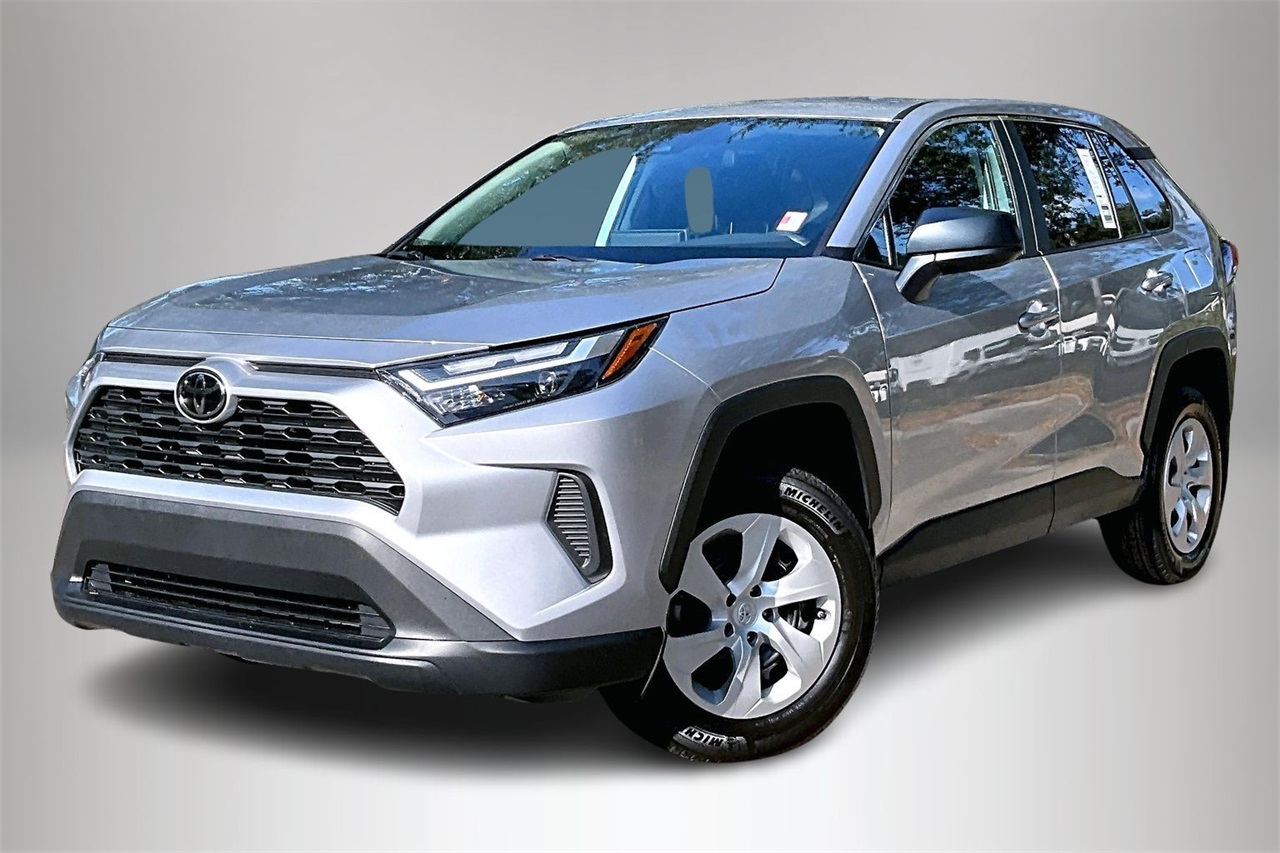 2024 Toyota RAV4 LE's photo