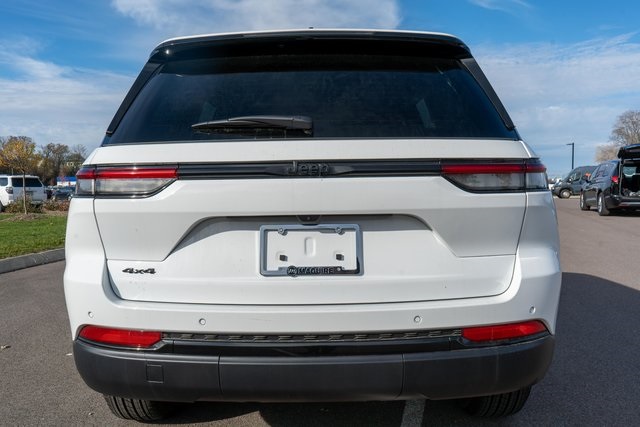 2025 Jeep Grand Cherokee Laredo Altitude photo 3