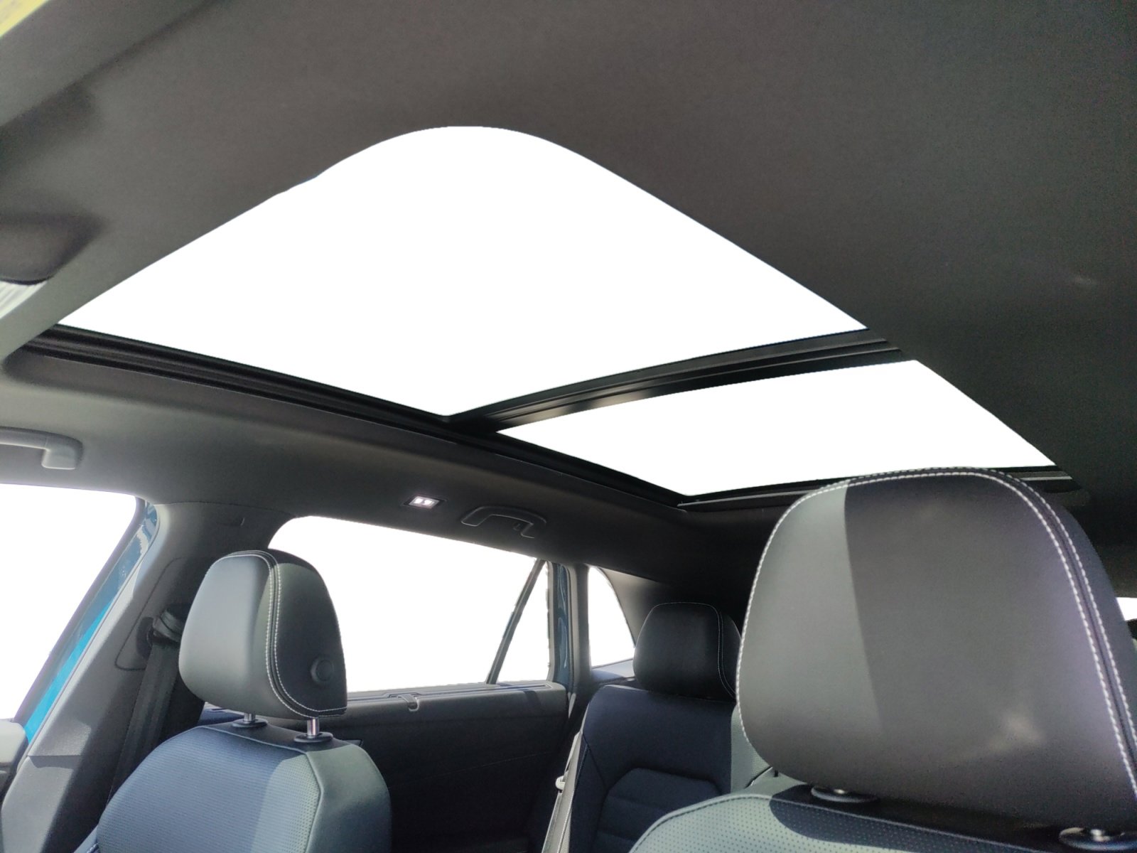 2025 Volkswagen Atlas Cross Sport SEL R-Line photo 4