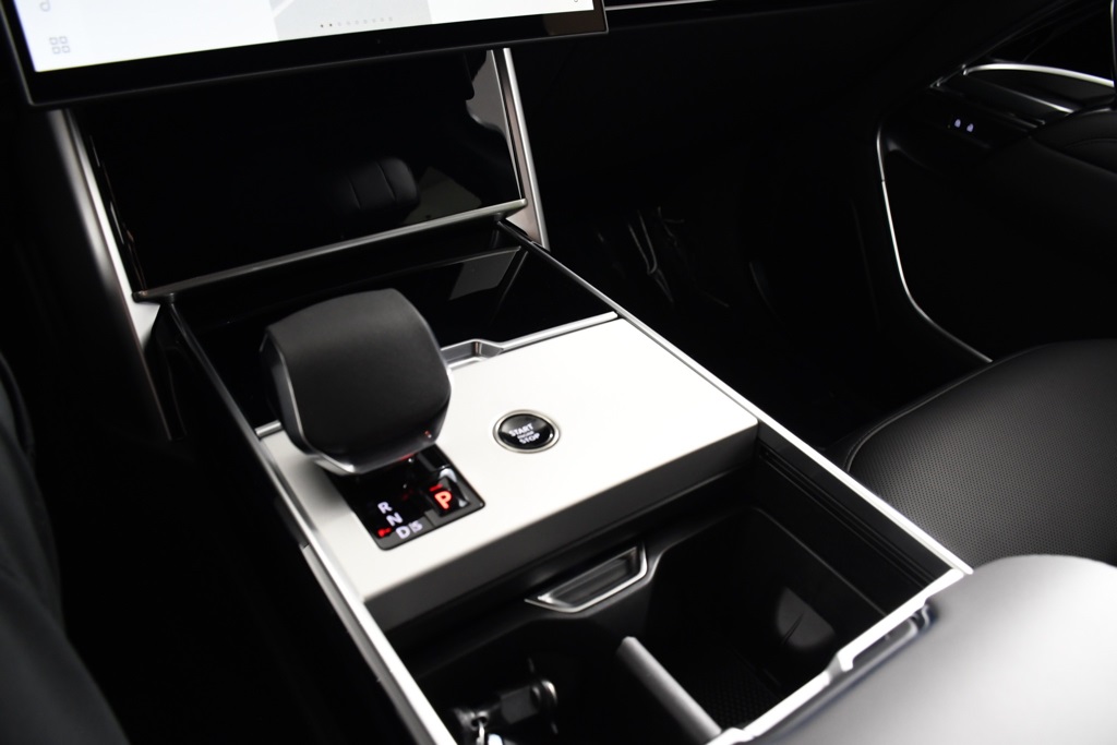 2025 Land Rover Range Rover SE photo 30