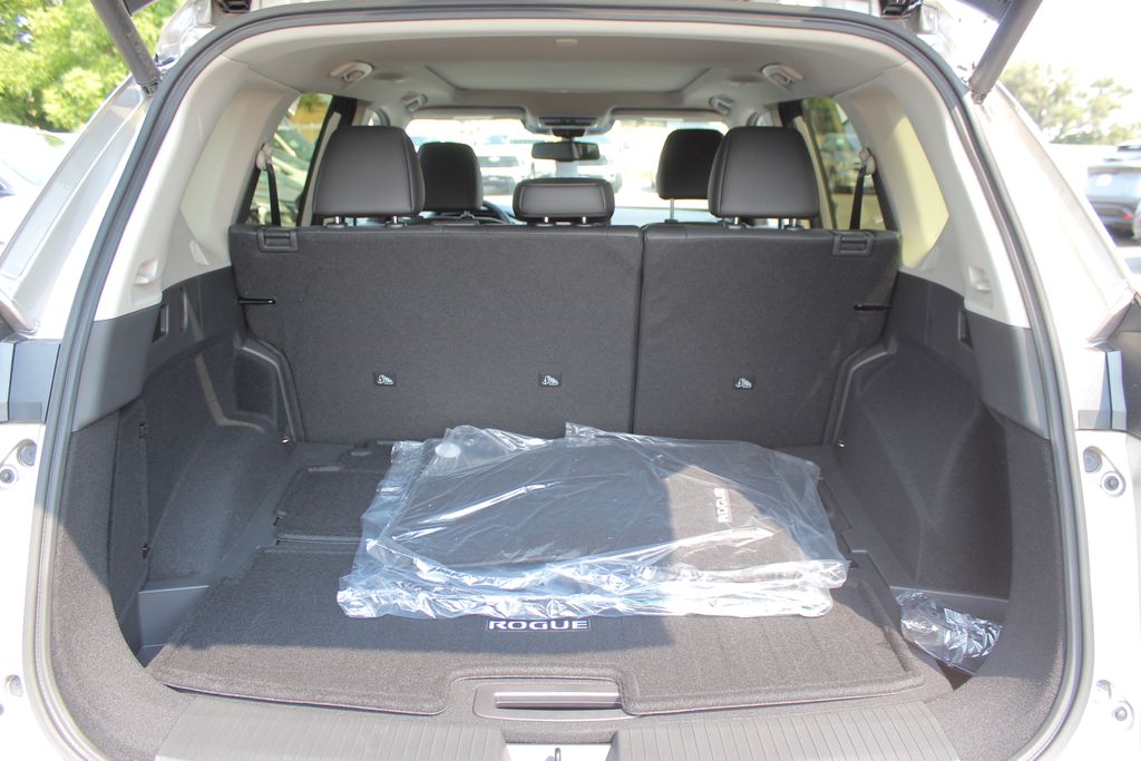 2025 Nissan Rogue Platinum photo 8