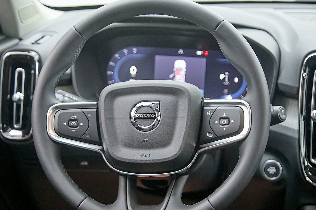 2025 VOLVO XC40 - Image 19