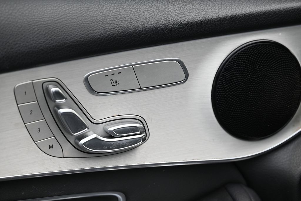 2021 Mercedes Benz GLC 300 photo 16