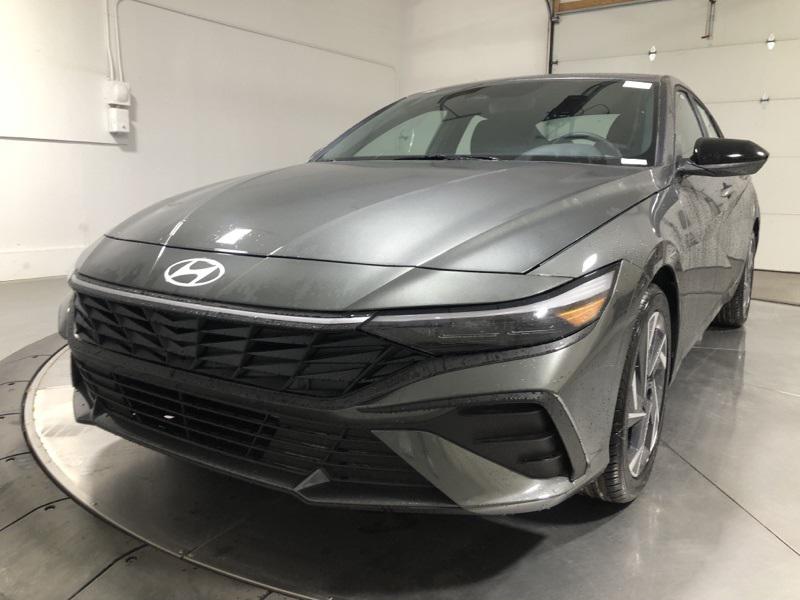 2025 Hyundai Elantra SEL Sport photo 3