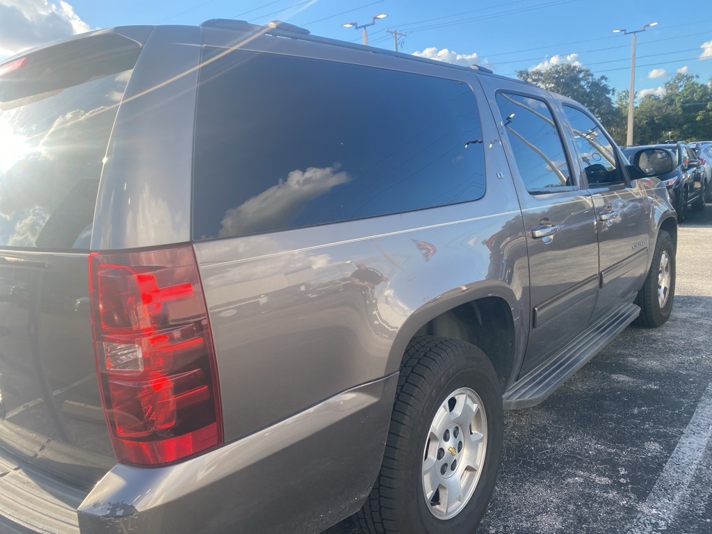 2014 Chevrolet Suburban 1500 LT photo 5