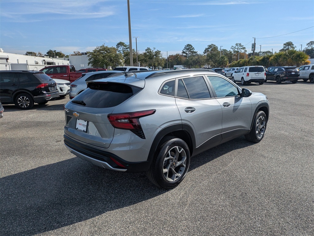 2025 Chevrolet Trax LT photo 3