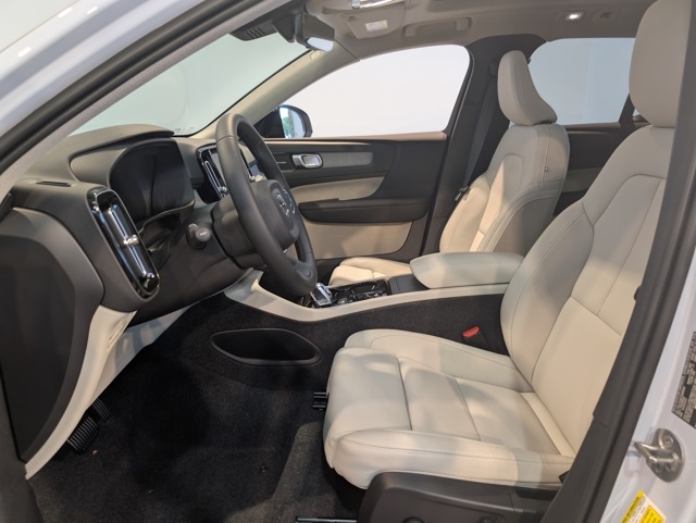2026 Volvo XC40 photo 9