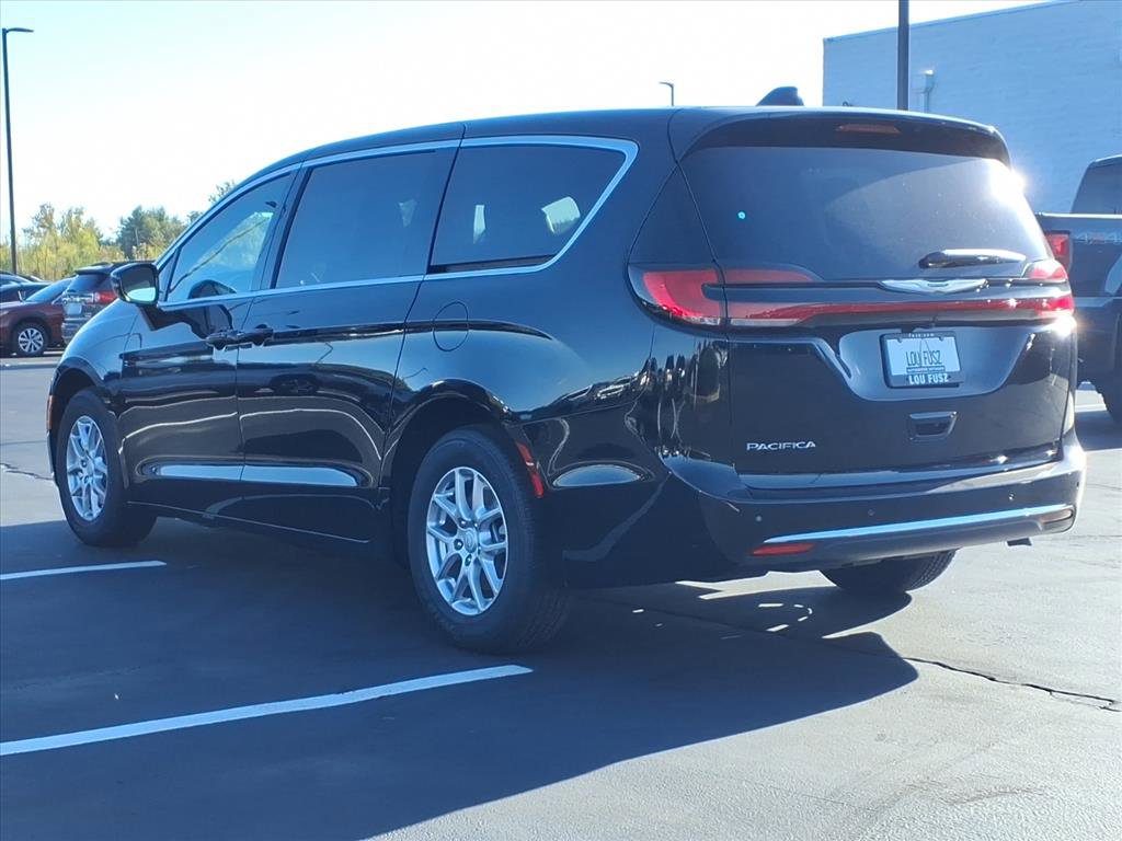 2026 Chrysler Pacifica photo 3
