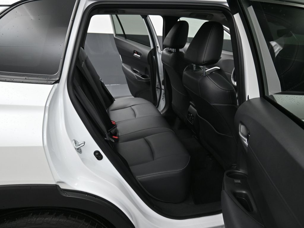 2023 Toyota Corolla Cross XLE photo 32