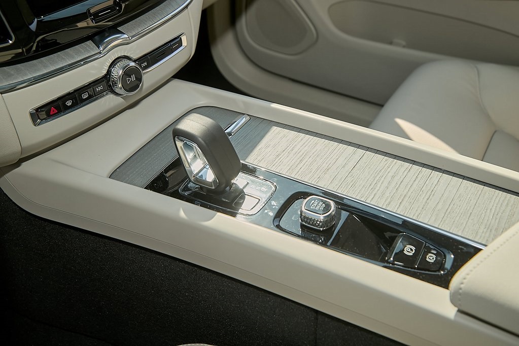 2025 VOLVO XC60 - Image 13