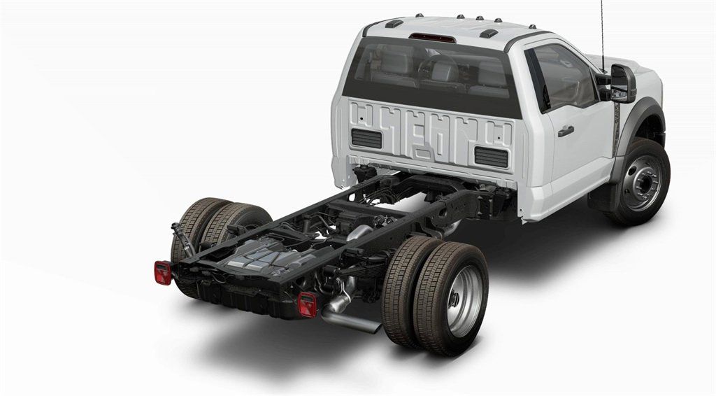2025 Ford F-550 photo 3