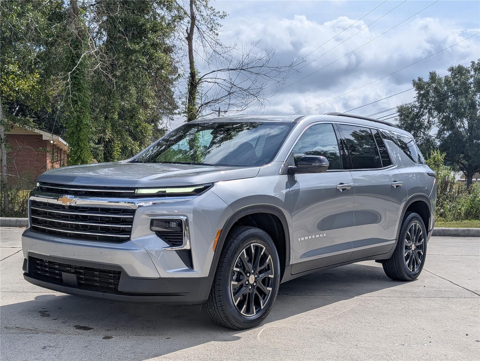 2026 Chevrolet Traverse photo 2