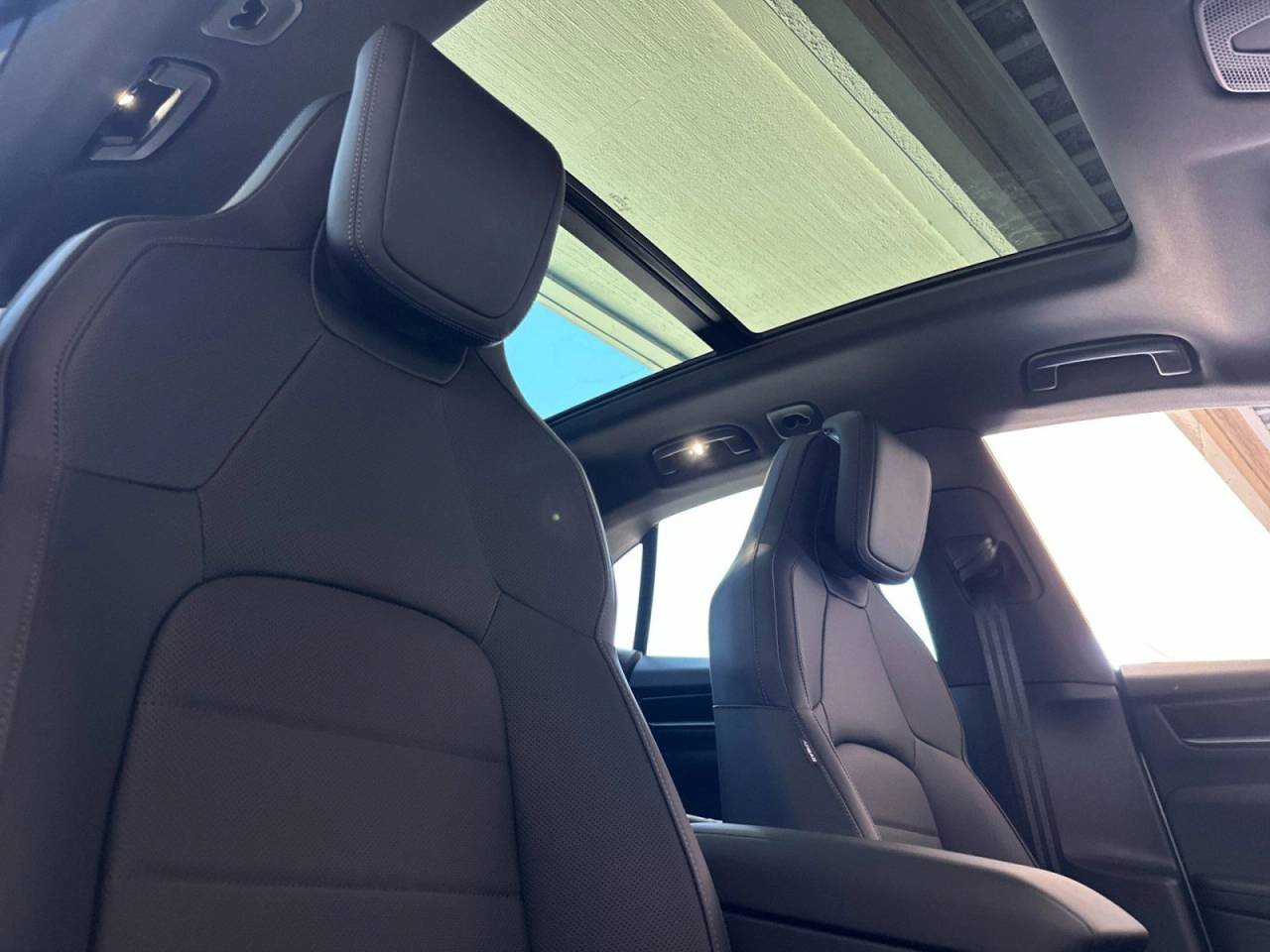 2025 Porsche Macan Electric photo 16