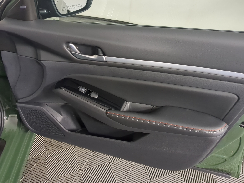 2025 Nissan Altima SR photo 16