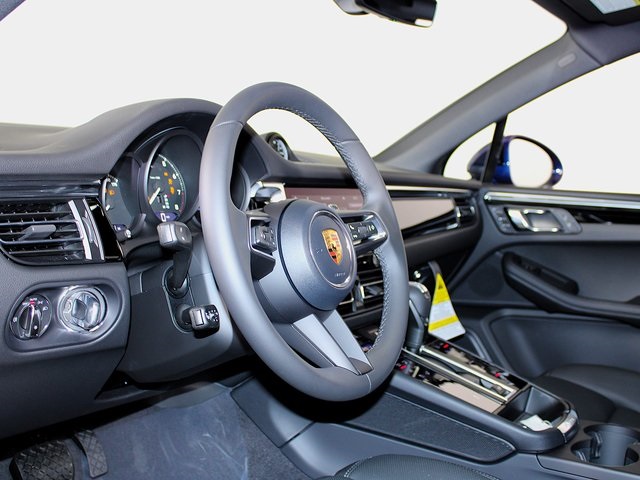 2026 Porsche Macan T photo 4