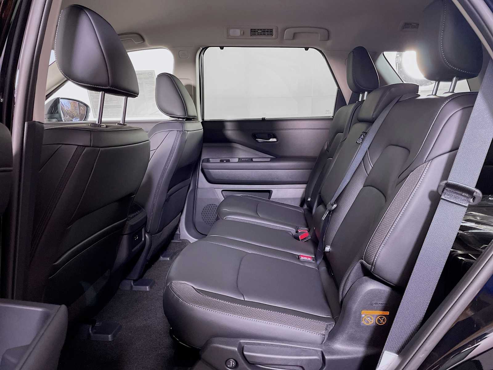 2025 Nissan Pathfinder SL photo 3