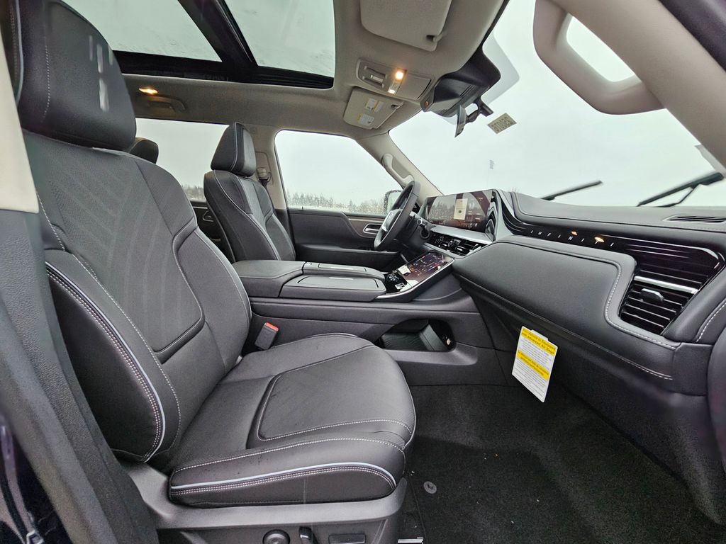 2025 Infiniti QX80 Luxe photo 2