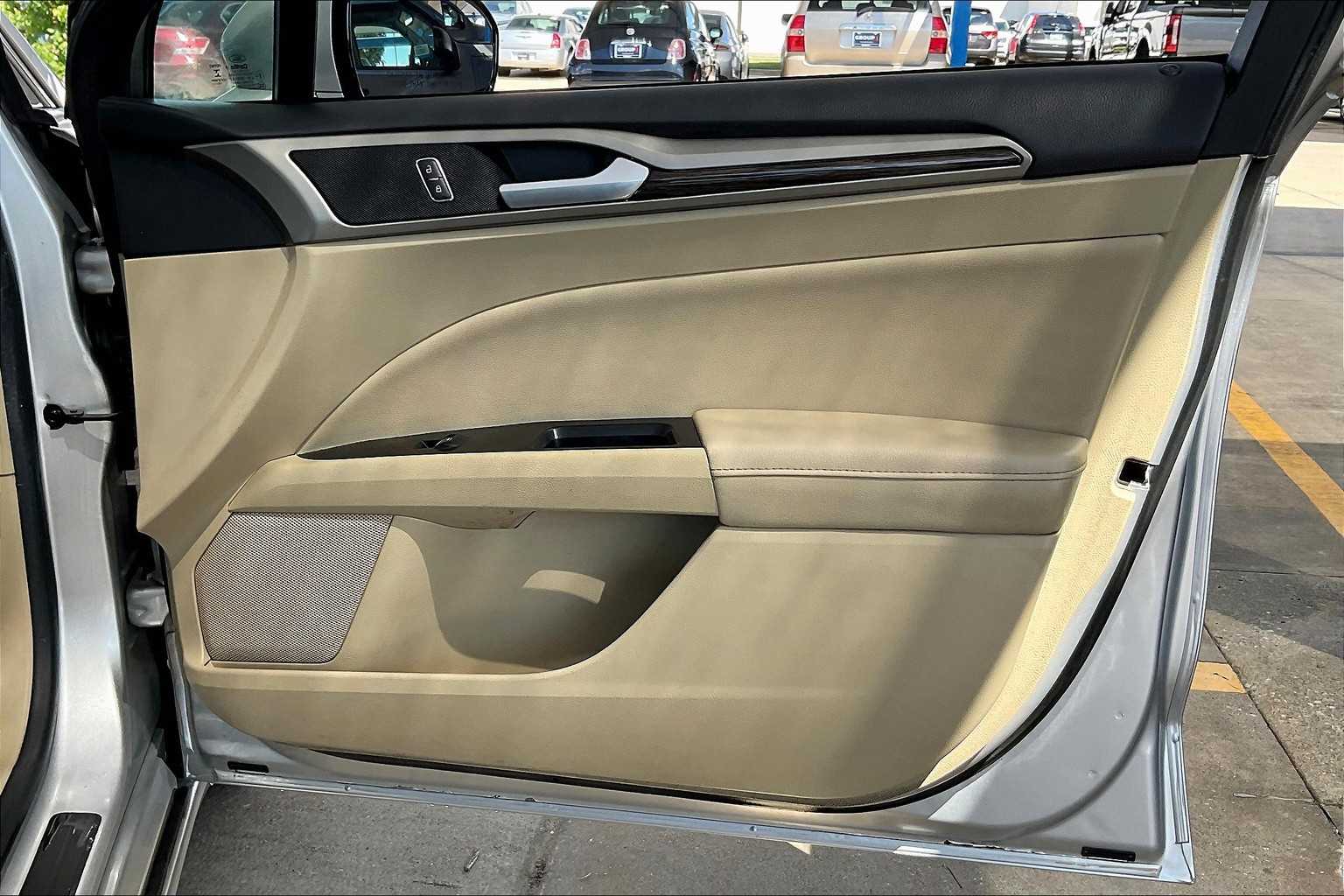 2014 Ford Fusion SE Hybrid photo 22