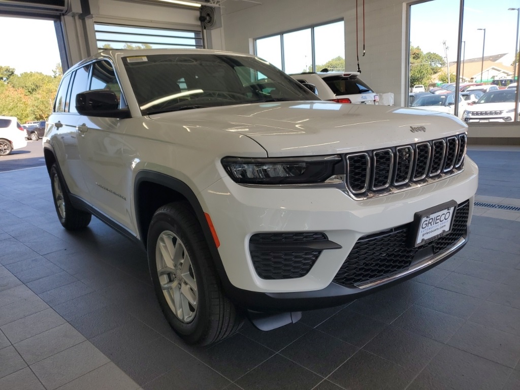 2025 Jeep Grand Cherokee Laredo X photo 2