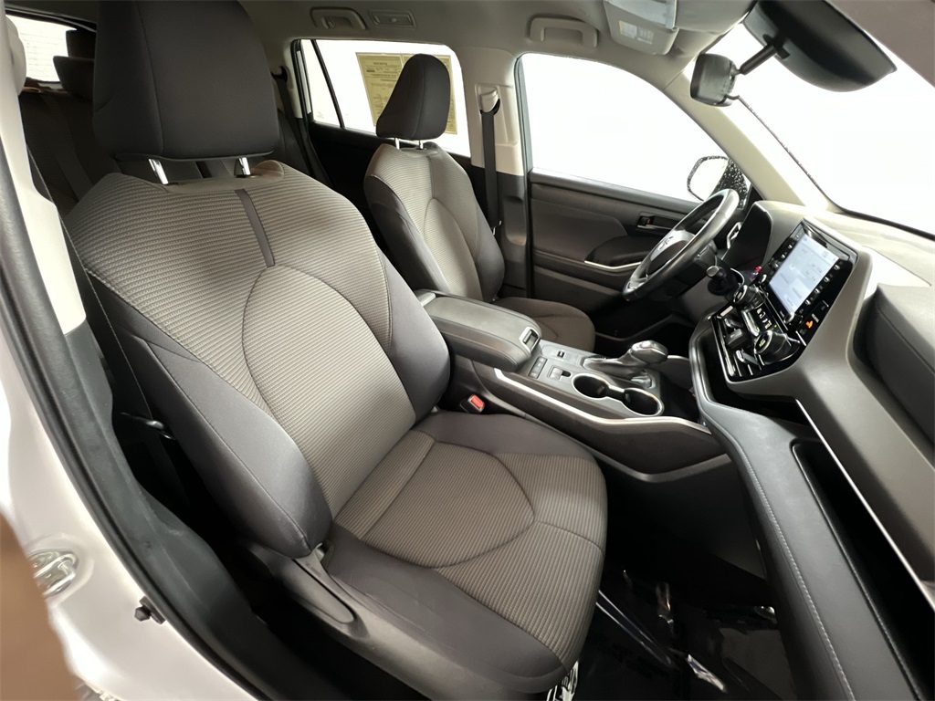 2022 Toyota Highlander LE photo 24