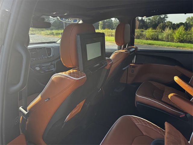 2025 Chrysler Pacifica Pinnacle photo 24