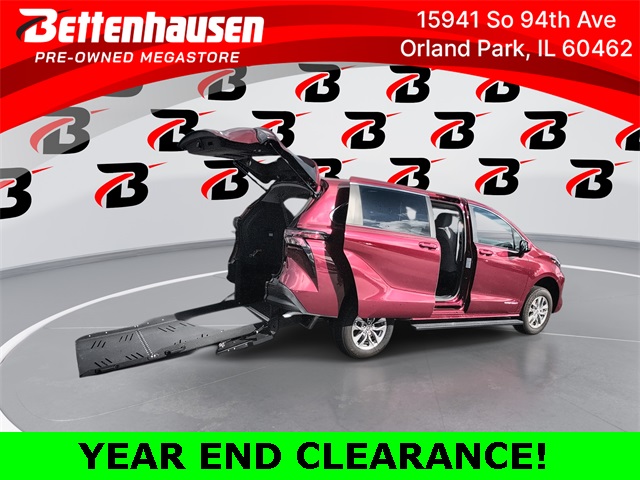 2024 Toyota Sienna LE's photo