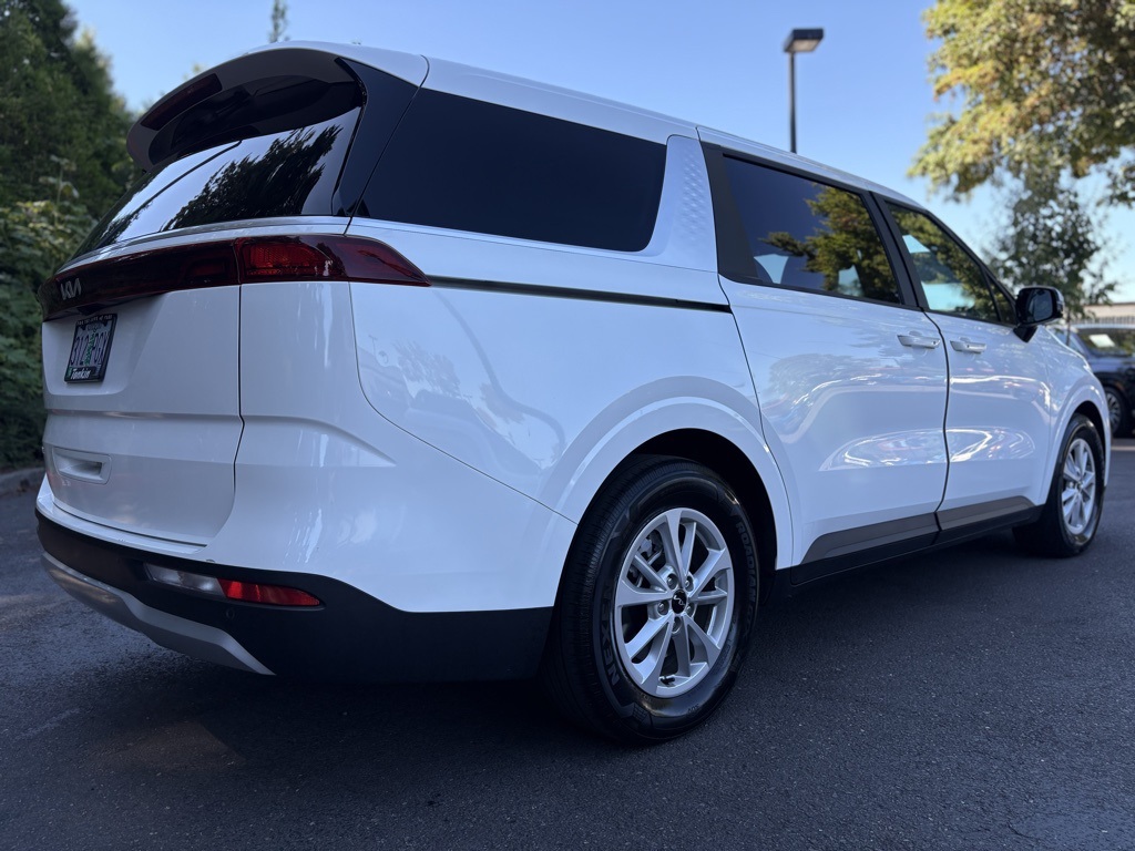 2024 Kia Carnival LX photo 3