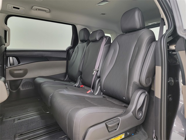 2026 Kia Carnival LXS photo 11