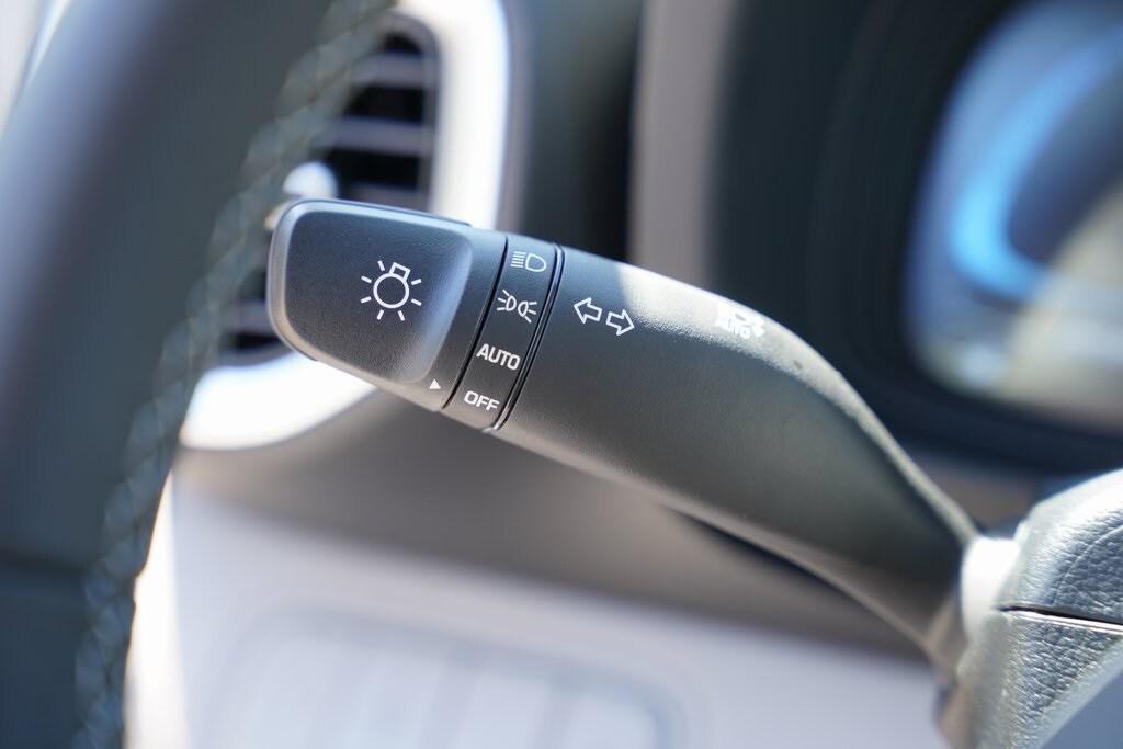 2025 Hyundai Venue SEL photo 18