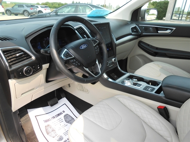2024 Ford Edge Titanium photo 3