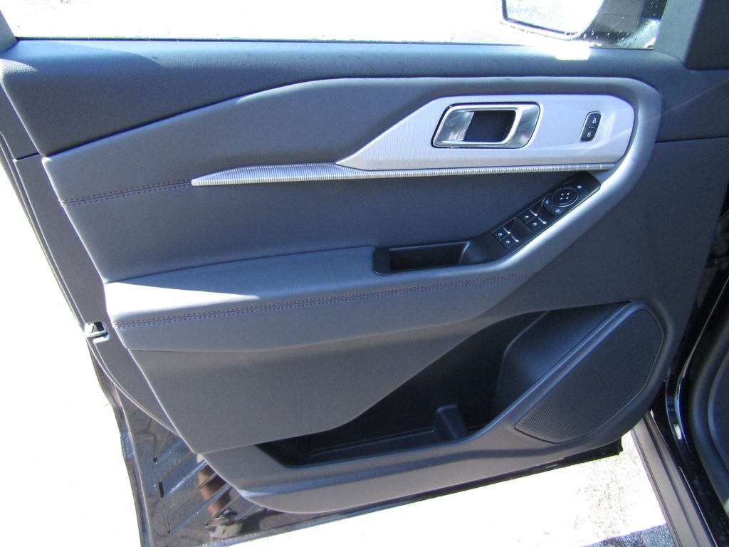2025 Ford Explorer photo 13