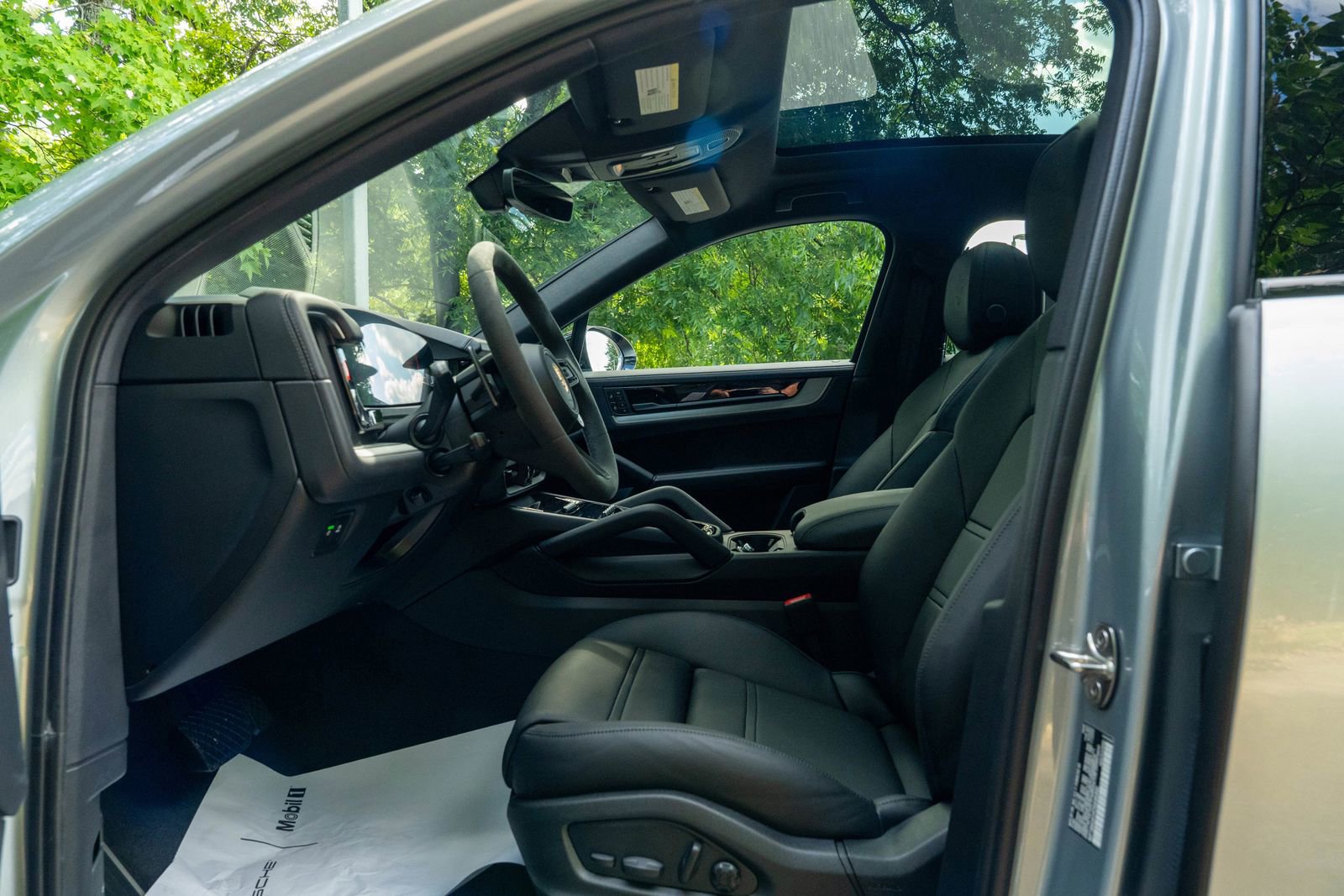 2026 Porsche Cayenne Base photo 23