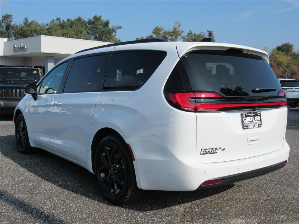 2026 Chrysler Pacifica photo 4