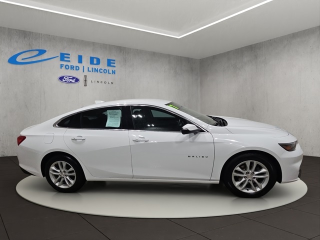 2017 Chevrolet Malibu 1500 LT photo 2