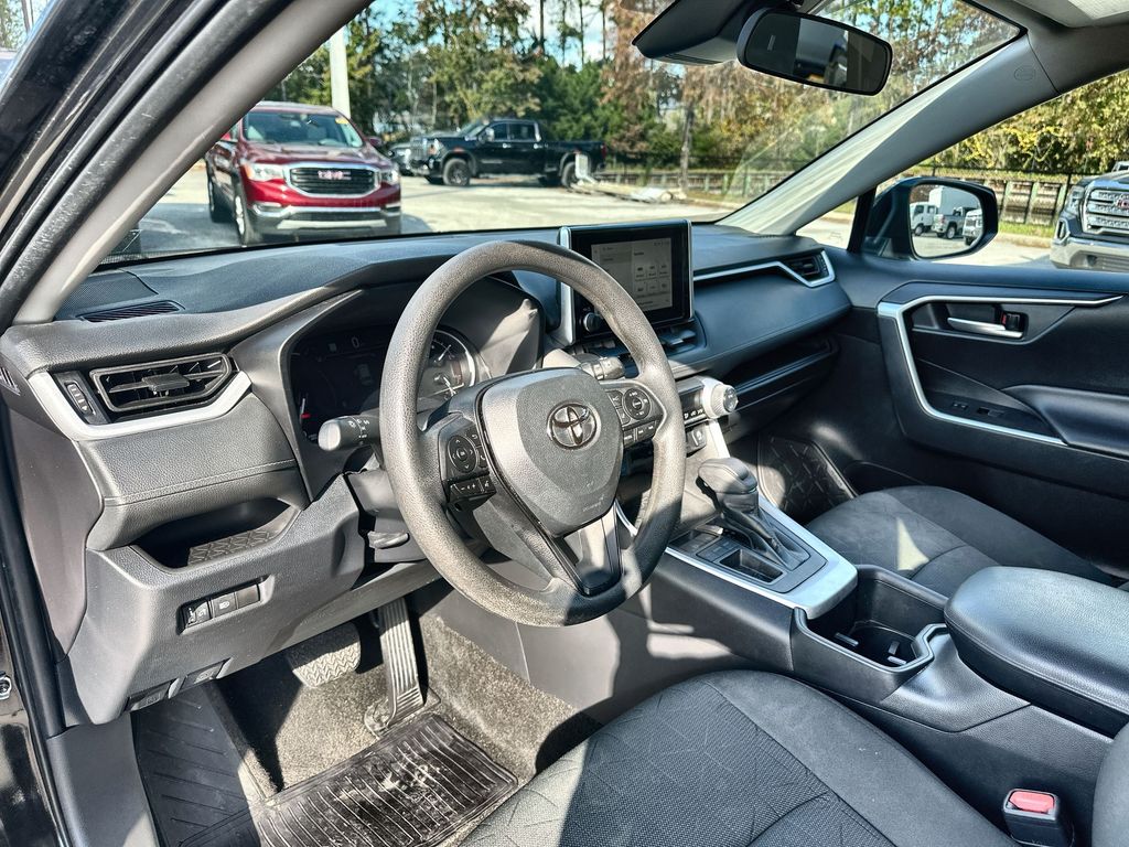 2023 Toyota RAV4 XLE photo 4