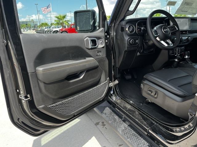 2025 Jeep Wrangler Sahara photo 13