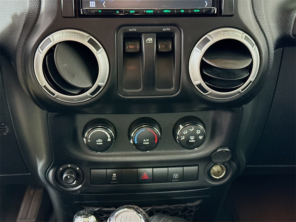2013 Jeep Wrangler Rubicon photo 16