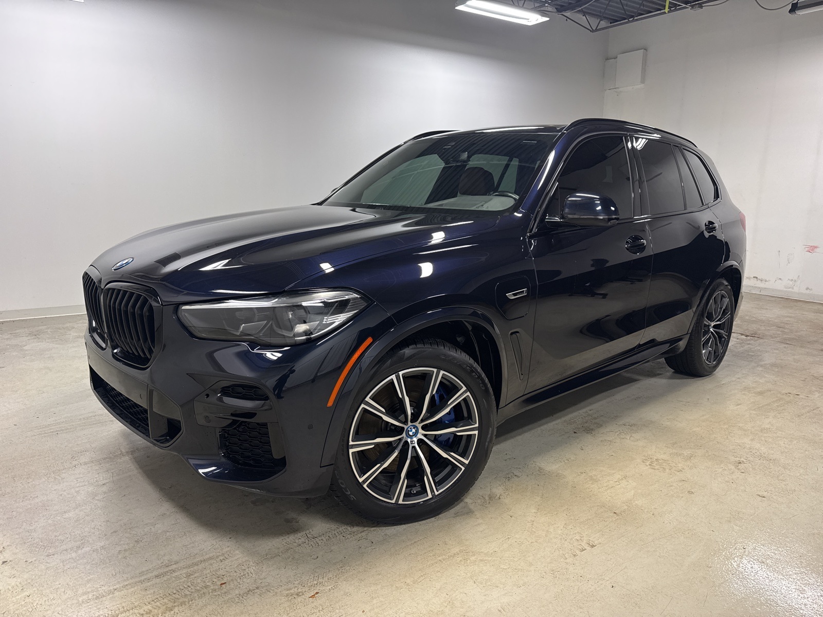 2022 BMW X5 45e's photo