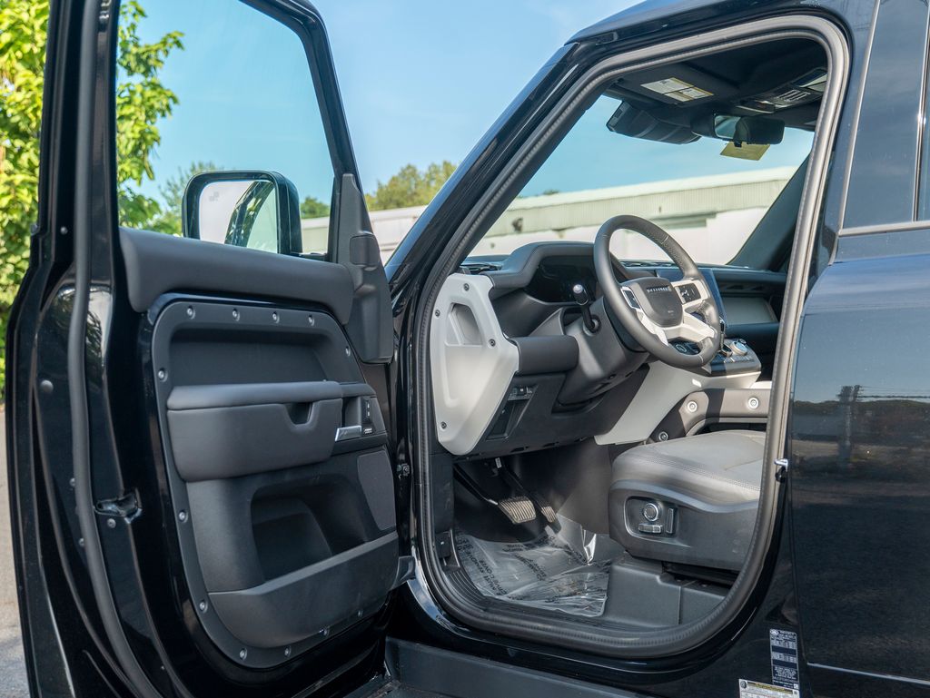2025 Land Rover Defender 130 X-Dynamic SE photo 10